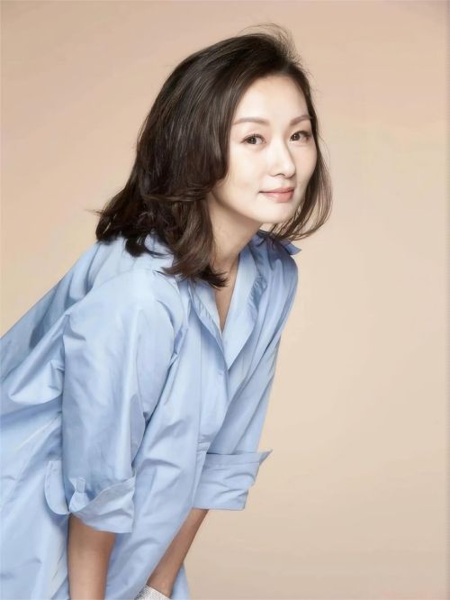 郑家榆，1971年5月30日出生于中国香港，祖籍山东日照，中国台湾女演员。
郑家榆在台湾出道的女演员，1995年主演电影《流浪舞台》而出道。2000年因主演古装剧《怀玉公主》而成名。2002年在古装喜剧《风流少年唐伯虎》中饰秋香。2003年出演灵异悬疑剧《第八号当铺》。2004年开始进入中国大陆发展，在古装历史剧《荆轲传奇》中饰叶小沪。2006年主演励志爱情剧《加油！晓惠》。2009年主演古装喜剧《开封有个包青天》，同年拍摄完电影《我的左手和右手》后息影三年。2013年复出参演偶像剧《幸福街第3号出口》。